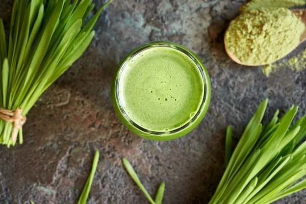 Ein Glas Hausgemachten Grünen Gerstengrassaft Mit Frischen Halmen Und Getrocknetem — Stockfoto
