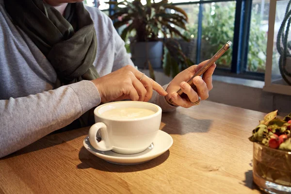 Woman Having Cup Coffee Cafe Holding Smartphone — Stock Photo, Image