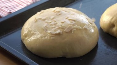 Çiğ mazanec serpiyorum, geleneksel Çek tatlı paskalya pastası, dilimlenmiş bademlerle.