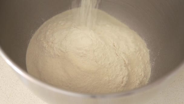 ステンレス製のボウルに小麦粉を注ぐの閉鎖 ベーキングの準備 — ストック動画