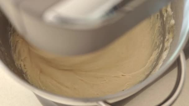 Ugniatanie Słodkiego Ciasta Drożdżowego Przetwórcy Żywności Zbliżenie — Wideo stockowe