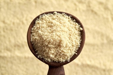 Tahta kaşıkta un, üst manzara.