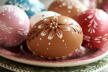 Balmumu süslemelerle süslenmiş renkli Paskalya yumurtaları