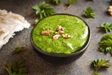 Taze gut otundan yapılmış yeşil pesto. Baharın başında yetişen yabani yenilebilir bitki.