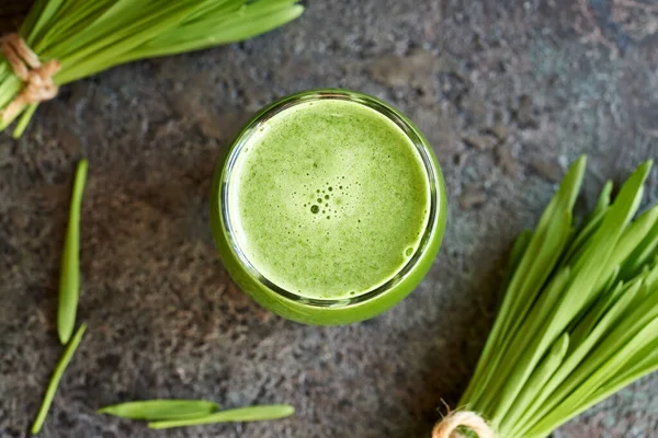 新鮮な緑の大麦の草ジュース トップビュー — ストック写真
