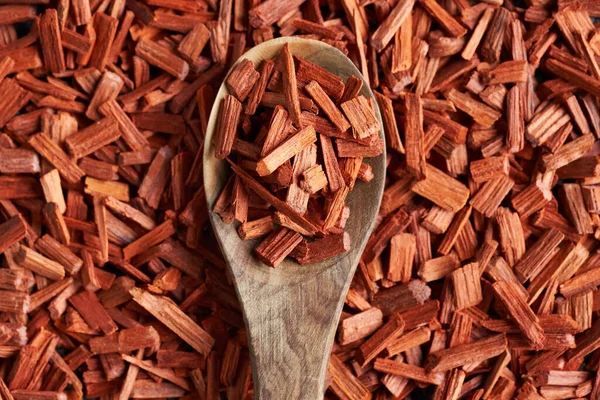 Stukken Rood Sandelhout Een Lepel Bovenaanzicht — Stockfoto