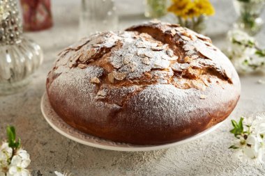 Mazanec - Sıcak haç çöreğine benzer geleneksel Çek tatlı paskalya pastası