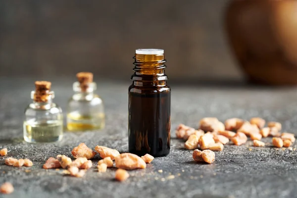 Una Bottiglia Scura Olio Essenziale Aromaterapia Con Resina Styrax Benzoino — Foto Stock
