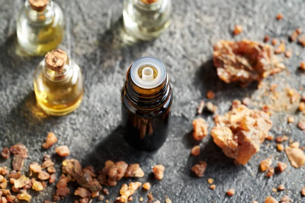 Una Bottiglia Olio Essenziale Aromaterapia Con Resina Mirra — Foto Stock