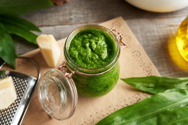 Taze ayının sarımsak yapraklarından yapılan ev yapımı yeşil pesto sosu. Baharda yetişen yabani yenilebilir bitki.