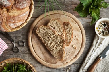 Taze yenebilir bitkilerle ekşi ekmek - toprak büyüğü, ısırgan otu sokması ve papatya