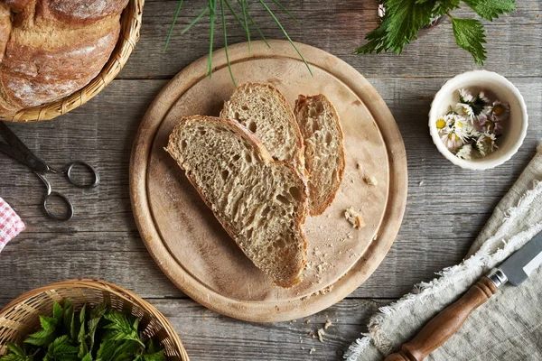 Gutweed, papatya ve ısırgan otlu ekmek dilimleri - yaban yenilebilir bitkiler