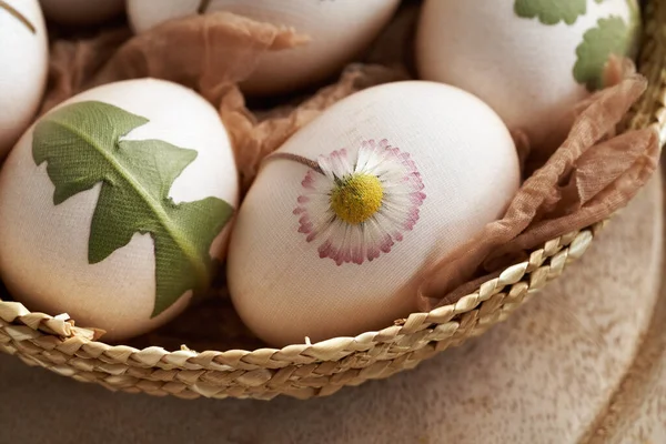 Çiğ Paskalya Yumurtaları Üzerine Çiçekler Bitkiler Iliştirilmiş Soğan Kabuklarıyla Boyama — Stok fotoğraf