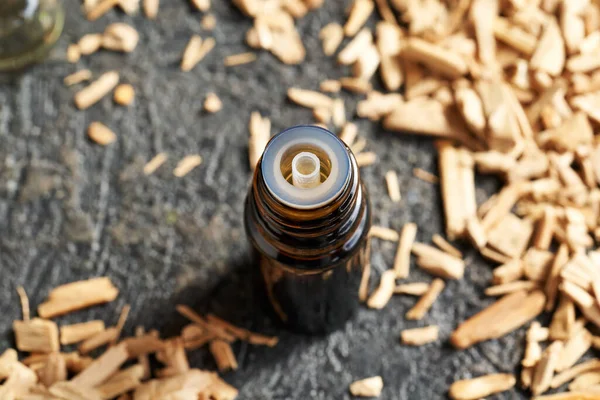 Essentiële Olie Fles Met Witte Sandelhout Chips Een Tafel — Stockfoto