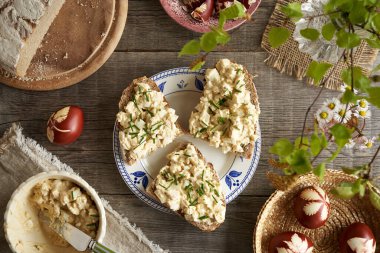 Haşlanmış Paskalya yumurtasından arta kalan ekmek ve ekşi ekmeğin üzerindeki süzme peynir.