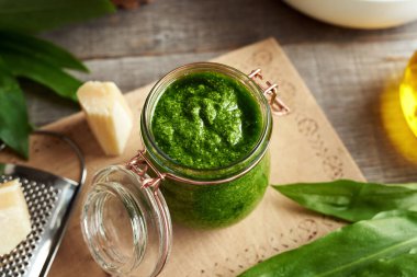 Baharda yabani sarımsaktan yapılmış yeşil pesto.