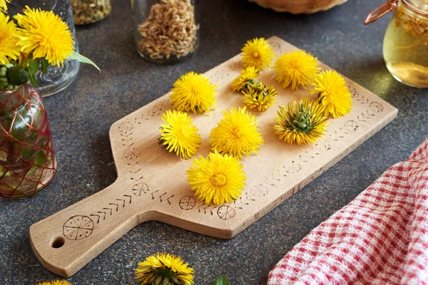 Friss Pitypang Virágok Egy Vágódeszkán Asztalon Gyógynövényszirup Elkészítése — Stock Fotó