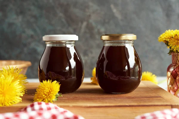 两瓶蒲公英蜂蜜糖浆 春天用新鲜的塔拉克索姆花制成 — 图库照片
