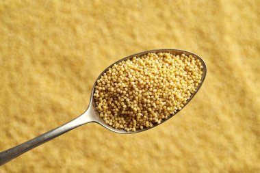 Kaşıkla soyulmuş darı, üst manzara. 