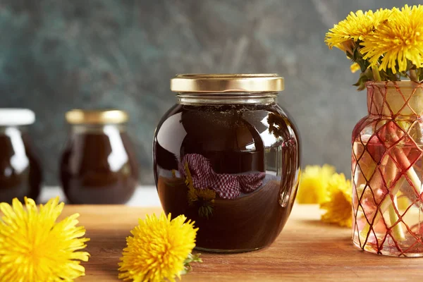 玻璃瓶中的蒲公英蜂蜜或糖浆 — 图库照片