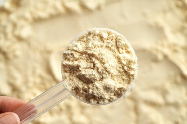 Plastik ölçü kabında vanilyalı süt tozu.