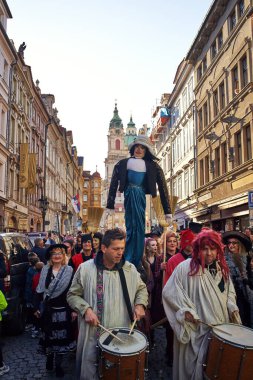 PRAG, CZECH REPUBLIC - 30 Nisan 2023: Carodejnice festivali veya Walpurgis gecesi - bir cadı heykeli kalabalık tarafından yakıldığı şenlik ateşine taşınıyor