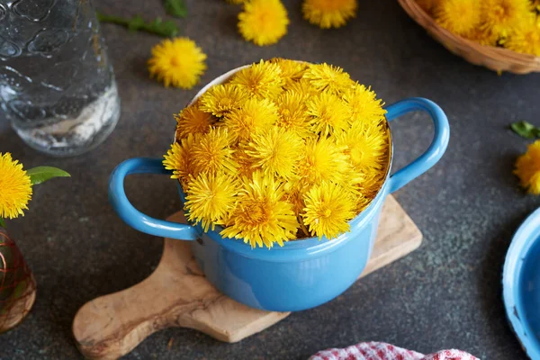 Dandelion Flowers Collected Spring Table — Stock Photo, Image