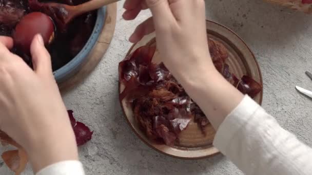 新鮮に玉ねぎの皮で染められたイースターエッグから布やデイジーの花を削除してパターンを明らかにする — ストック動画