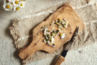 Doğranmış taze papatya çiçekleri - bitkisel şurup hazırlama