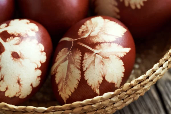 Kahverengi Paskalya Yumurtasına Yakın Sepette Soğan Derisi Boyanmış — Stok fotoğraf