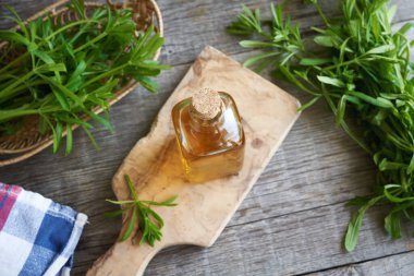 Bir şişe yosun tentürü.