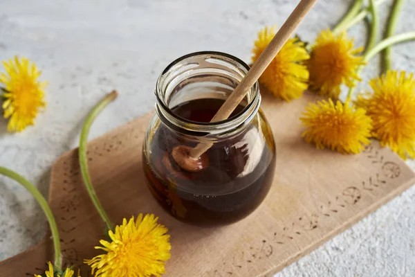 Een Pot Paardenbloem Honing Met Verse Bloemen — Stockfoto