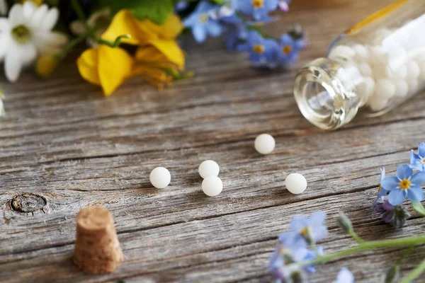 Pastillas Homeopáticas Blancas Glóbulos Sobre Una Mesa Con Coloridas Flores — Foto de Stock
