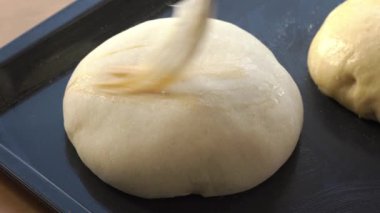 Mazanec, geleneksel Çek tatlı paskalya pastası sıcak haç çöreğine benzer, pişirmeden önce yumurtalı.