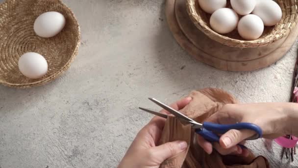 Alte Nylonstrümpfe Zuschneiden Stoff Für Das Färben Von Ostereiern Mit — Stockvideo