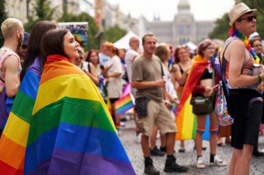 PRAGUE, CZECH CUBLIC - 13 Ağustos 2022: Wenceslas Meydanı 'nda renkli gökkuşağı bayraklı LGBT insanları