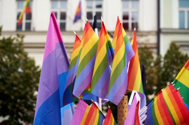 LGBT gururu sırasında sokakta çok renkli gökkuşağı bayrakları