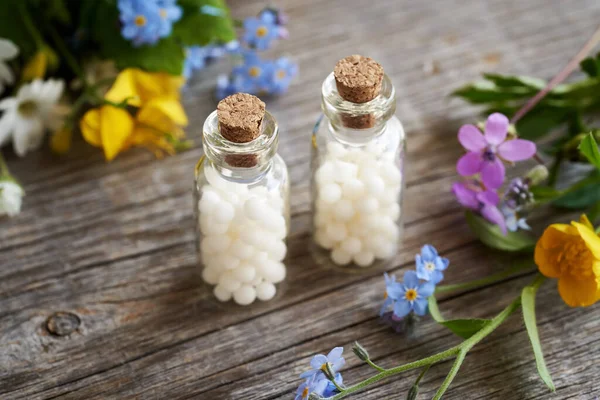 Píldoras Homeopáticas Glóbulos Botellas Vidrio Con Coloridas Flores Primavera Hierbas — Foto de Stock