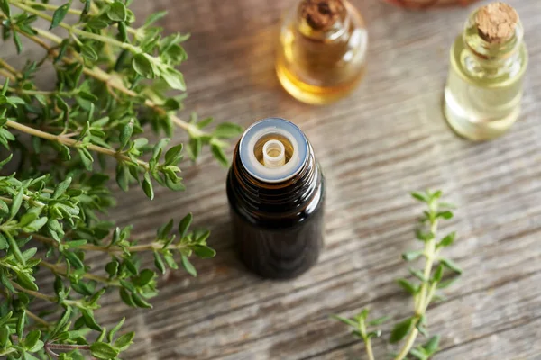 Una Botella Oscura Aceite Esencial Aromaterapia Con Ramitas Tomillo Fresco — Foto de Stock