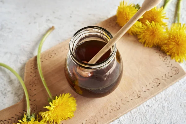 蒲公英瓶放在桌上的一罐蒲公英蜂蜜或糖浆 — 图库照片
