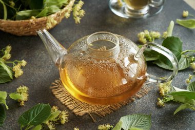 Bir çaydanlıkta taze ıhlamur veya ilkbaharın sonlarında toplanan Tilia çiçek yapraklı bitki çayı.