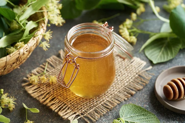 Ein Glas Honig Mit Linden Oder Tilia Cordata Blüten Hintergrund — Stockfoto