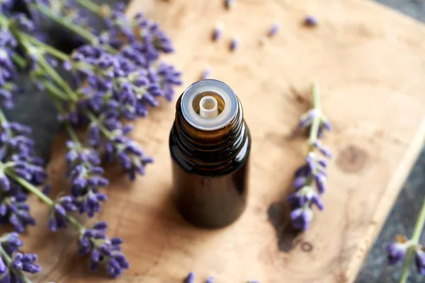 Een Fles Aromatherapie Etherische Olie Met Verse Bloeiende Lavendel Tafel — Stockfoto