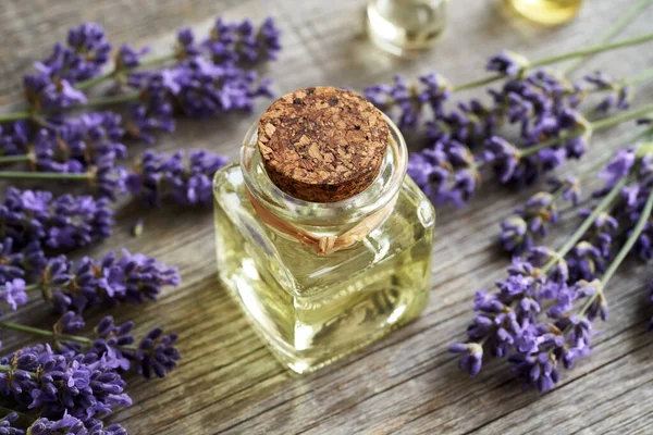 Een Fles Aromatherapie Etherische Olie Met Verse Lavendelbloemen Een Houten — Stockfoto
