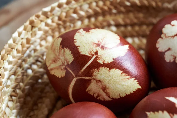 Paskalya Yumurtaları Hasır Sepete Soğan Kabuğu Ile Boyanmış Yaklaş — Stok fotoğraf