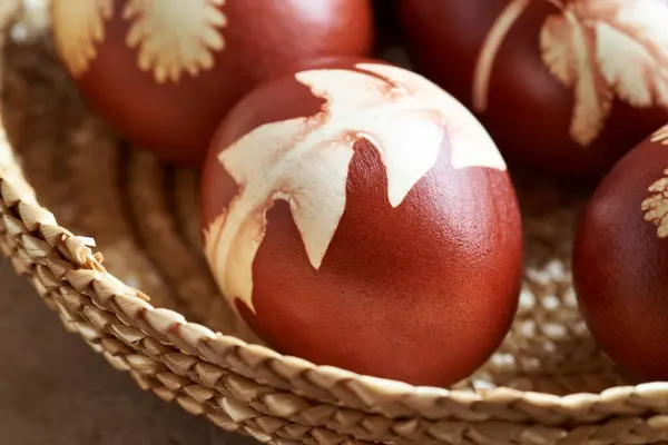 Пасхальные Яйца Окрашенные Луковой Кожурой Рисунком Листьев Одуванчика Корзину — стоковое фото