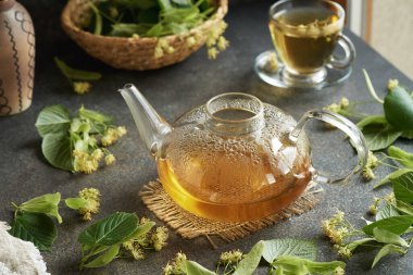 Taze ıhlamur veya Tilia çiçekli bir çaydanlık bitki çayı.