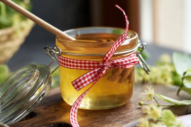 Cam kavanozda bal, taze ıhlamur veya Tilia kordata çiçekleri