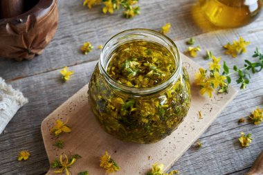 Cam bir kavanozda taze St. John otundan elde edilen bitkisel yağın hazırlanması