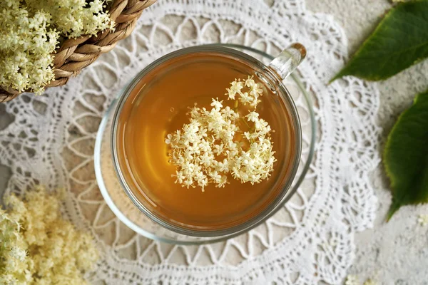 Φρέσκα Άνθη Από Μούρα Ένα Φλιτζάνι Τσάι Από Βότανα Ένα — Φωτογραφία Αρχείου